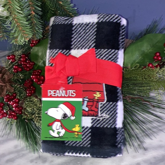 Snoopy peanuts Christmas hand towels - Picture 2 of 4